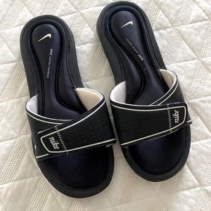 Nike women’s Size 8 Black Sandals